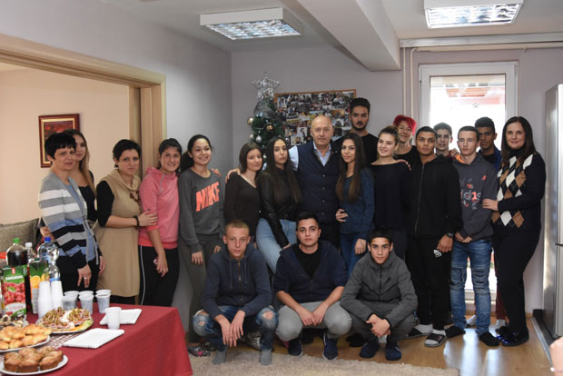 Костић поклонима обрадовао штићенике СОС Дечјег села